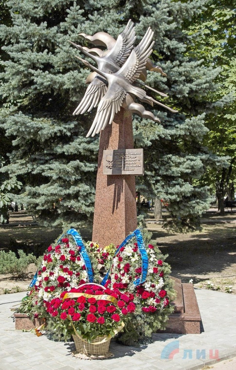 Памятник погибшим журналистам в Луганске